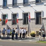 Manifestanți cu pancarte în mâini protestând pașnic în fața Primăriei Timișoara împotriva primarului Dominic Fritz.