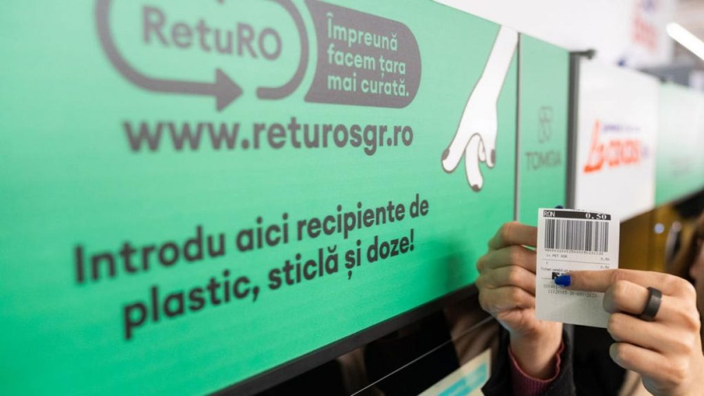 Cetățean introducând sticle de plastic și doze de aluminiu într-un aparat automat de colectare SGR pentru recuperarea garanției.
