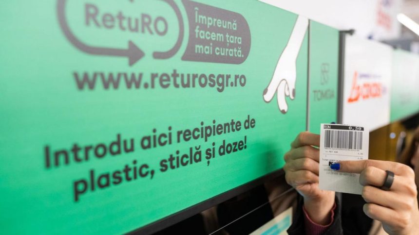 Cetățean introducând sticle de plastic și doze de aluminiu într-un aparat automat de colectare SGR pentru recuperarea garanției.