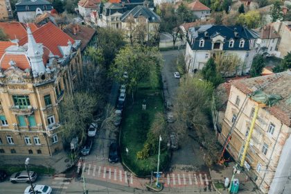 Șantier de regenerare urbană în Piața Corneliu Micloși din Timișoara, unde spațiul va fi transformat în zonă pietonală și parc.
