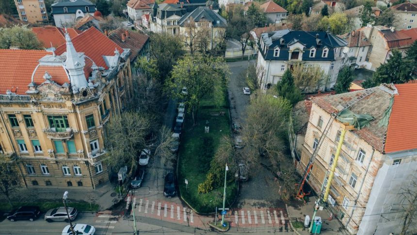 Șantier de regenerare urbană în Piața Corneliu Micloși din Timișoara, unde spațiul va fi transformat în zonă pietonală și parc.