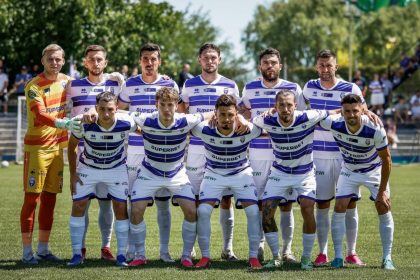 Jucătorii echipei Politehnica Timișoara disputând o fază de joc pe stadionul Electrica în timpul meciului amical cu CSC Dumbrăvița.