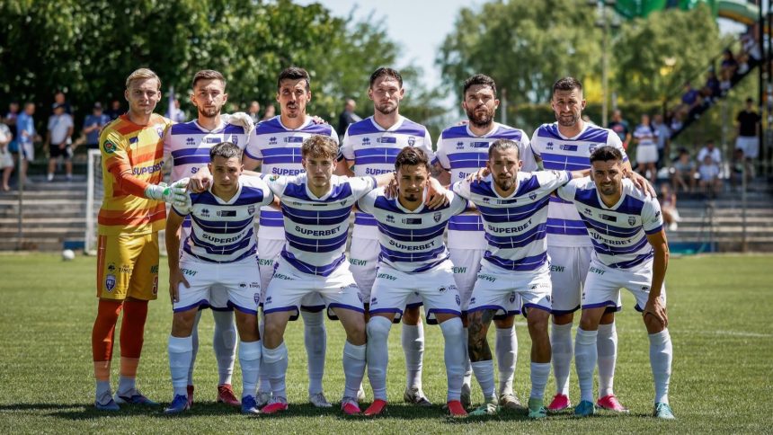 Jucătorii echipei Politehnica Timișoara disputând o fază de joc pe stadionul Electrica în timpul meciului amical cu CSC Dumbrăvița.