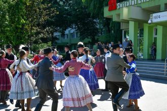 Ansamblu folclor în haine tradiționale dansând în curtea Spitalului Județean din Timișoara în cadrul Festivalului Inimilor.