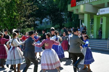 Ansamblu folclor în haine tradiționale dansând în curtea Spitalului Județean din Timișoara în cadrul Festivalului Inimilor.