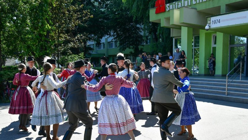 Ansamblu folclor în haine tradiționale dansând în curtea Spitalului Județean din Timișoara în cadrul Festivalului Inimilor.
