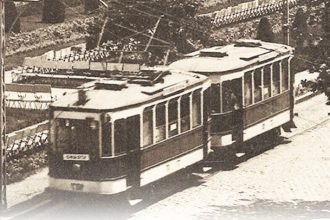 Tramvaiul istoric de epocă Gemenele rulând pe șine în Timișoara, pregătit pentru cursa aniversară a STPT.