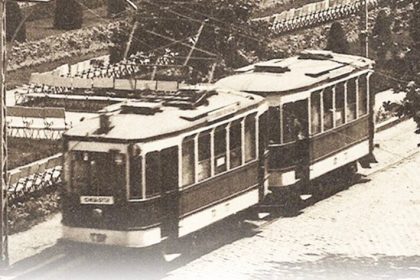 Tramvaiul istoric de epocă Gemenele rulând pe șine în Timișoara, pregătit pentru cursa aniversară a STPT.