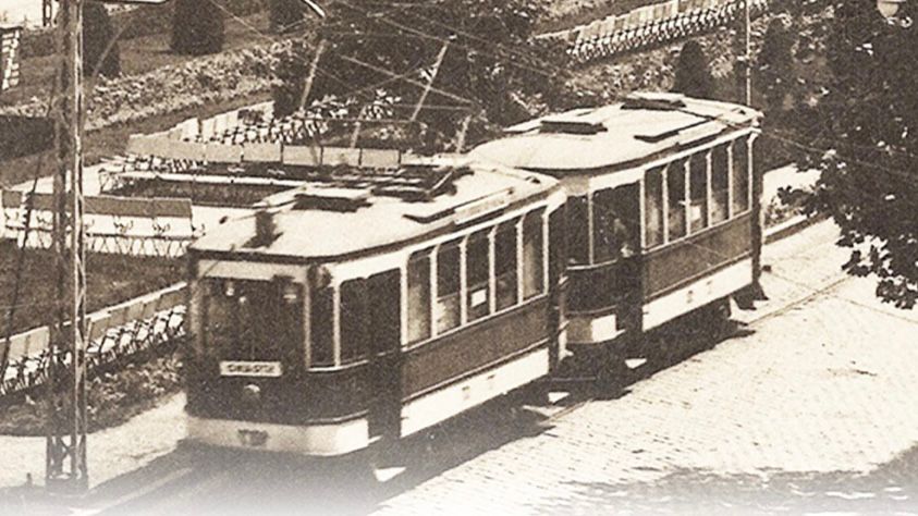 Tramvaiul istoric de epocă Gemenele rulând pe șine în Timișoara, pregătit pentru cursa aniversară a STPT.