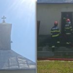 Autospecială de pompieri cu scară intervenind de urgență pentru stingerea unui incendiu izbucnit la turla unei biserici.