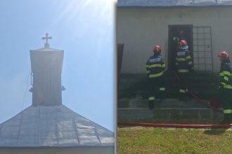 Autospecială de pompieri cu scară intervenind de urgență pentru stingerea unui incendiu izbucnit la turla unei biserici.