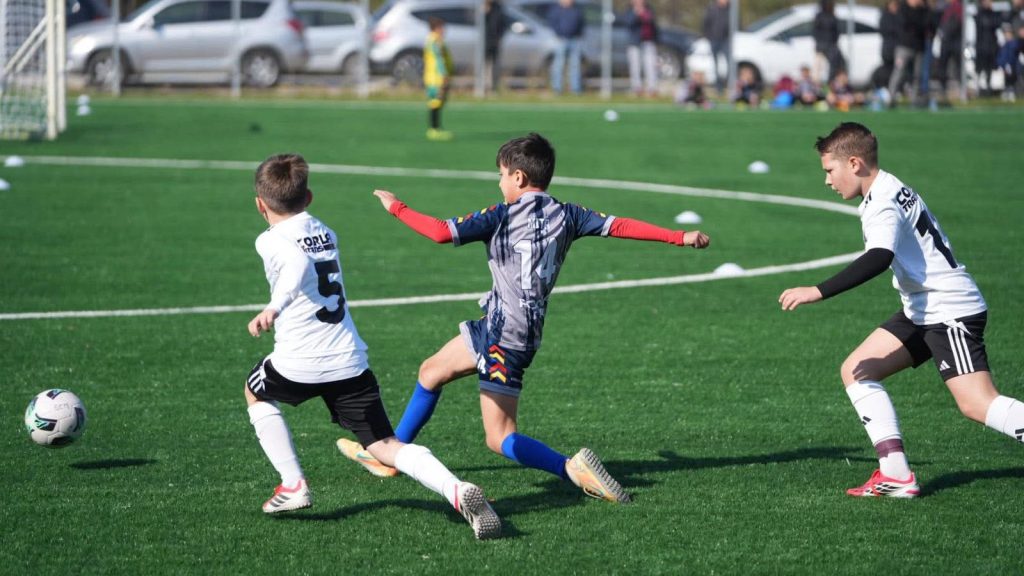 Macheta viitoarei baze sportive din Dumbravita cu teren sintetic si pista de alergare, proiect finantat de Consiliul Judetean Timis.