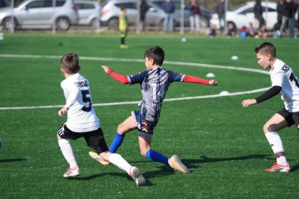 Macheta viitoarei baze sportive din Dumbravita cu teren sintetic si pista de alergare, proiect finantat de Consiliul Judetean Timis.