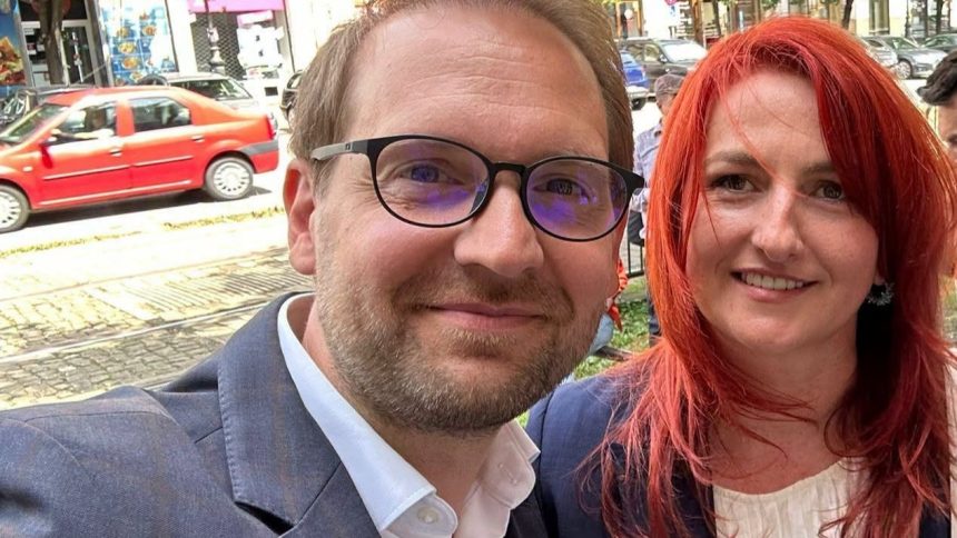 Primarul Timisoarei, Dominic Fritz, criticand public decizia ANI si aparand-o pe viceprimarita Paula Romocean intr-o conferinta de presa.