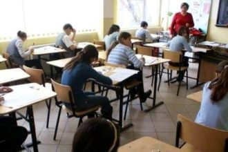 Absolventi de liceu din Timisoara verificand listele cu notele si rezultatele de la examenul de Bacalaureat 2026.