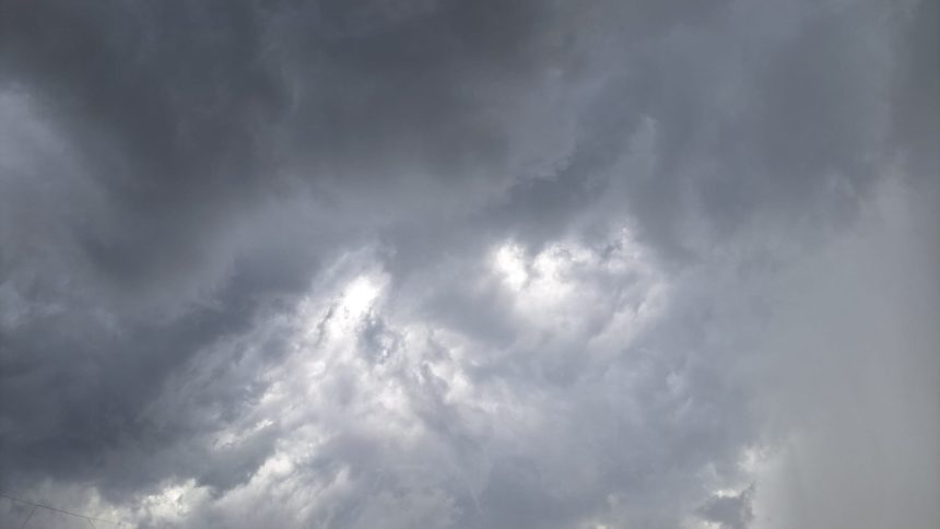 Nori negri de furtuna si cer instabil deasupra regiunii de vest, ilustrand avertizarea de cod galben emisa de meteorologi.