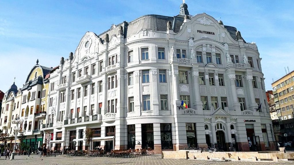 Absolventi de liceu completand actele pentru dosarul de inscriere la unul dintre centrele regionale de admitere ale Universitatii Politehnica Timisoara.