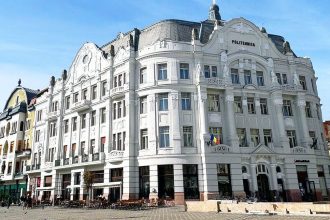 Absolventi de liceu completand actele pentru dosarul de inscriere la unul dintre centrele regionale de admitere ale Universitatii Politehnica Timisoara.