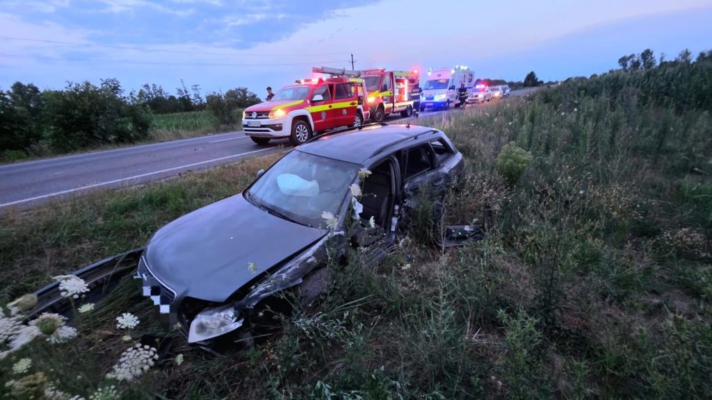 Autoturism avariat ajuns pe camp in urma unui accident rutier cu un TIR pe drumul european E70 in localitatea Gavojdia.