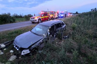 Autoturism avariat ajuns pe camp in urma unui accident rutier cu un TIR pe drumul european E70 in localitatea Gavojdia.