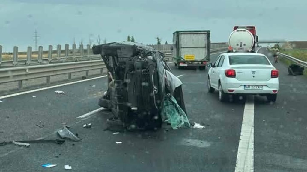 Ambulanțe SMURD și autospeciale ISU Arad intervenind la un accident rutier pe autostrada A1.