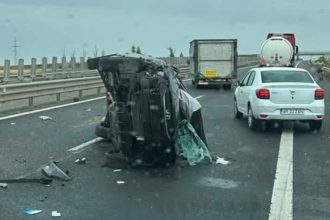 Ambulanțe SMURD și autospeciale ISU Arad intervenind la un accident rutier pe autostrada A1.