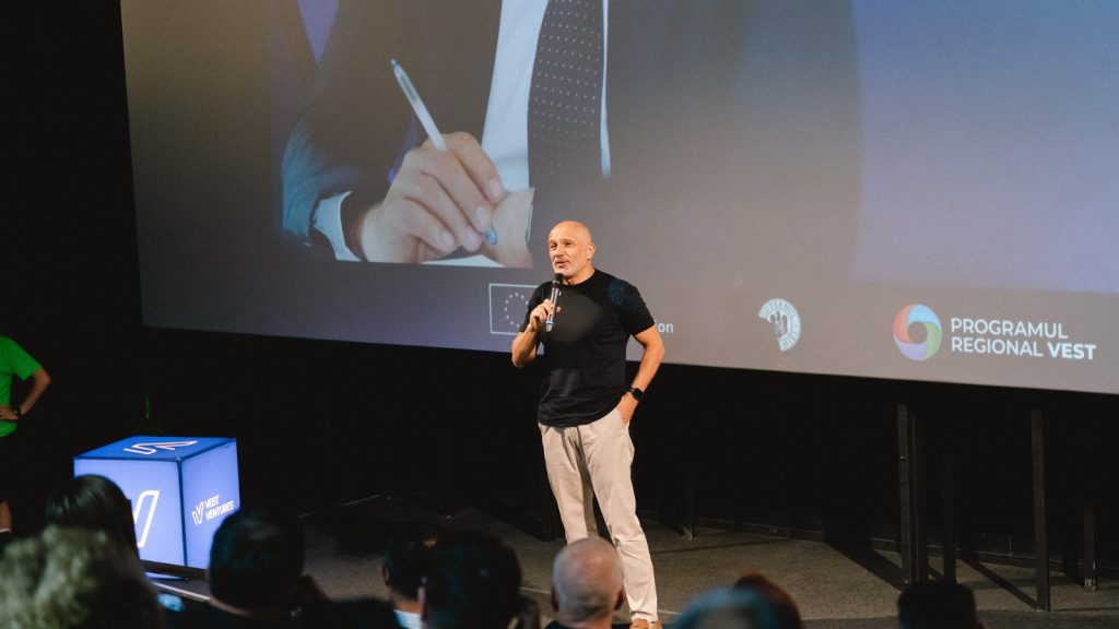 Fondatorii celor nouă startup-uri participante la prima ediție a acceleratorului Vest Ventures, alături de investitori.