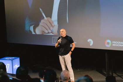 Fondatorii celor nouă startup-uri participante la prima ediție a acceleratorului Vest Ventures, alături de investitori.