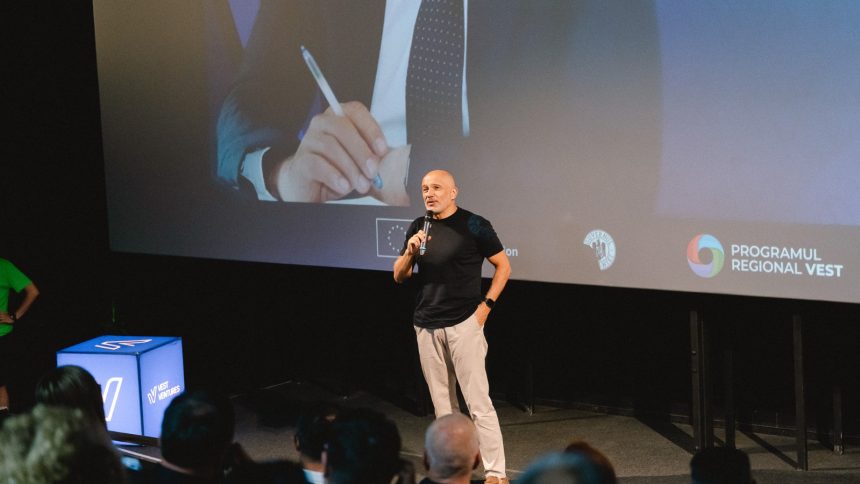 Fondatorii celor nouă startup-uri participante la prima ediție a acceleratorului Vest Ventures, alături de investitori.