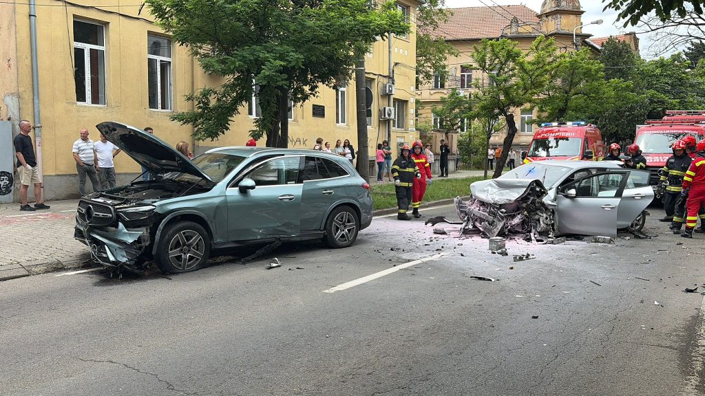 Autoturisme avariate în urma unui carambol cu trei mașini în Timișoara, zona Victor Babeș.