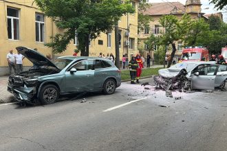 Autoturisme avariate în urma unui carambol cu trei mașini în Timișoara, zona Victor Babeș.