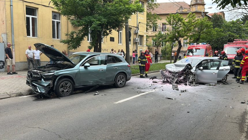 Autoturisme avariate în urma unui carambol cu trei mașini în Timișoara, zona Victor Babeș.