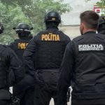 Polițiști din cadrul BCCO Timișoara și mascați în timpul unor percheziții la un traficant de droguri.