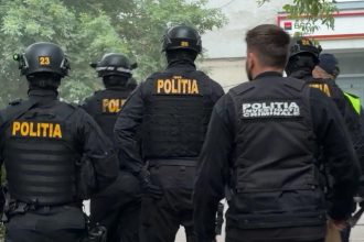 Polițiști din cadrul BCCO Timișoara și mascați în timpul unor percheziții la un traficant de droguri.
