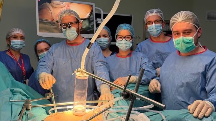 Sală de operație unde s-a realizat procedura HIPEC de chimioterapie hipertermică pentru cancer ovarian.