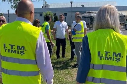 Inspectori de la Inspectoratul Teritorial de Muncă (ITM) Timiș desfășurând controale la un angajator.