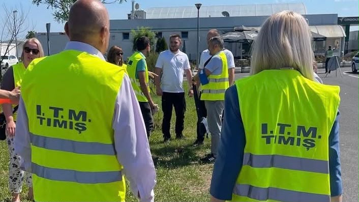Inspectori de la Inspectoratul Teritorial de Muncă (ITM) Timiș desfășurând controale la un angajator.