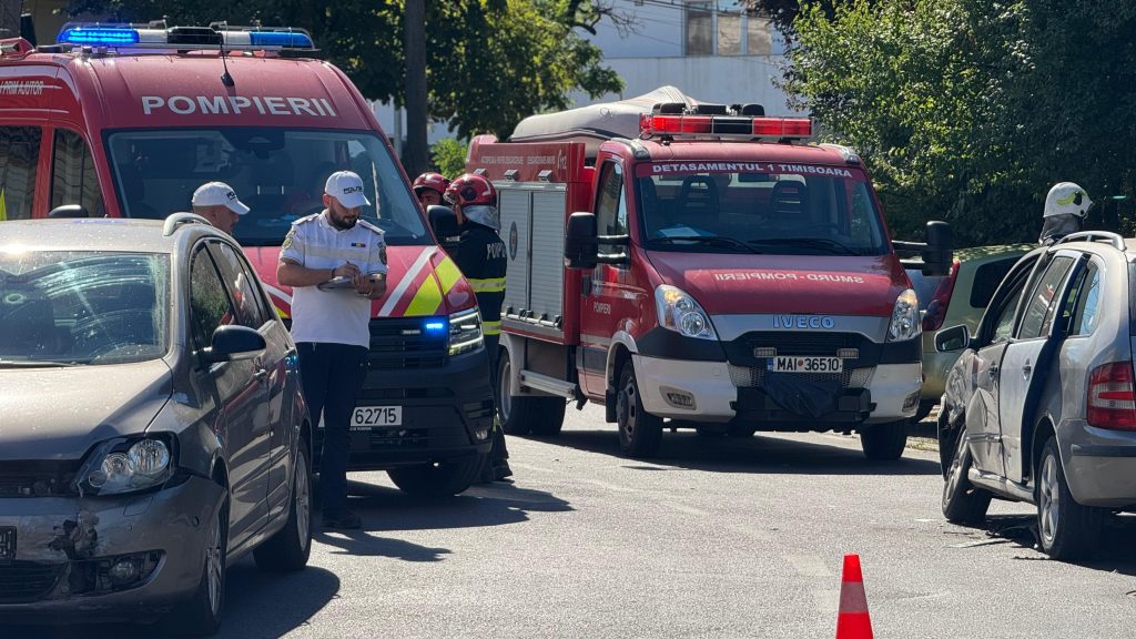 Polițiști de la Rutieră efectuând măsurători la locul unui accident în Ghiroda, pe strada Aeroportului.