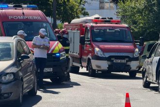 Polițiști de la Rutieră efectuând măsurători la locul unui accident în Ghiroda, pe strada Aeroportului.
