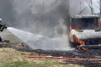 Autoutilitară cuprinsă de flăcări pe strada Panselelor din Lugoj