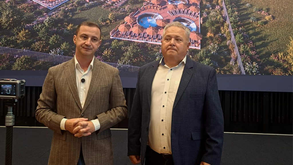Alfred Simonis și Dănuț Groza în conferință de presă la Sânnicolau Mare