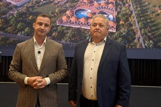 Alfred Simonis și Dănuț Groza în conferință de presă la Sânnicolau Mare