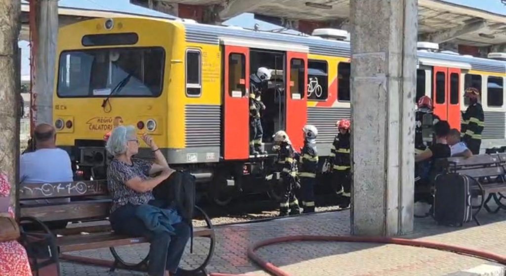 Pompierii din Timișoara intervenind la peron pentru stingerea incendiului izbucnit la compartimentul motor al unui tren.
