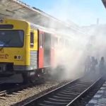 Pompierii din Timișoara intervenind la peron pentru stingerea incendiului izbucnit la compartimentul motor al unui tren.