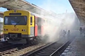 Pompierii din Timișoara intervenind la peron pentru stingerea incendiului izbucnit la compartimentul motor al unui tren.