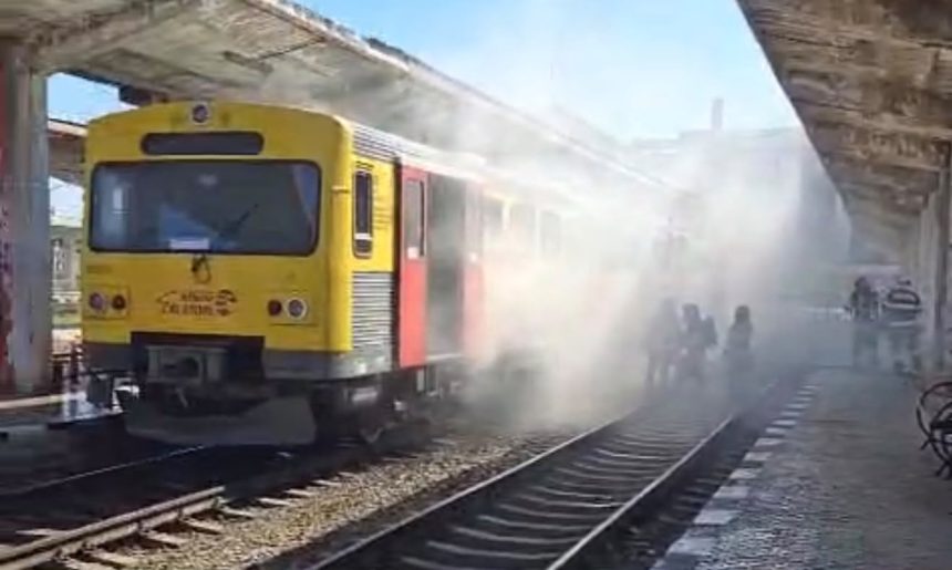 Pompierii din Timișoara intervenind la peron pentru stingerea incendiului izbucnit la compartimentul motor al unui tren.