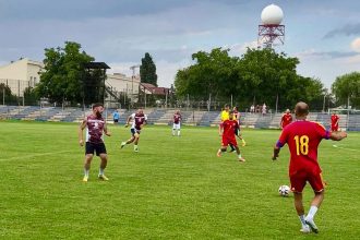 Locuitori ai cartierului Fabric din Timișoara adunați pe Arena Electrica pentru tradiționalul meci de fotbal.