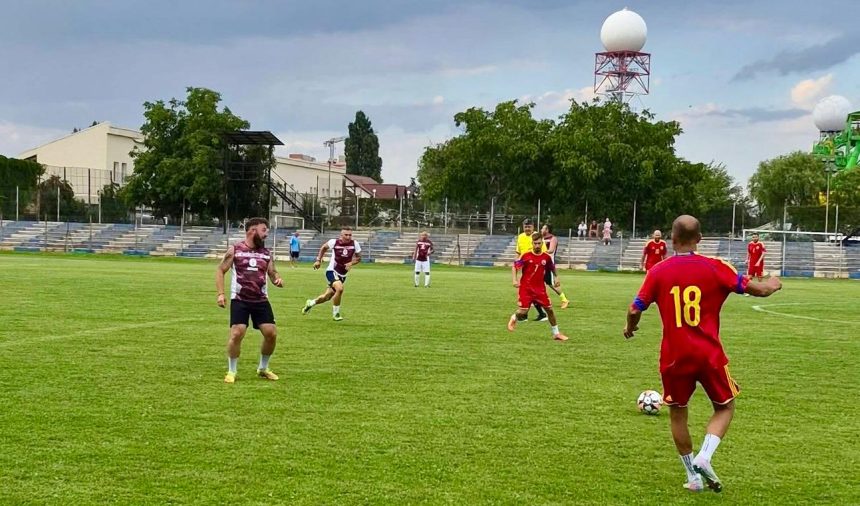 Locuitori ai cartierului Fabric din Timișoara adunați pe Arena Electrica pentru tradiționalul meci de fotbal.