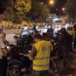 Filtru de poliție în Timișoara unde un motociclist este verificat de inspectori RAR pentru zgomot excesiv.
