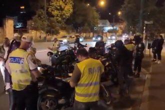 Filtru de poliție în Timișoara unde un motociclist este verificat de inspectori RAR pentru zgomot excesiv.